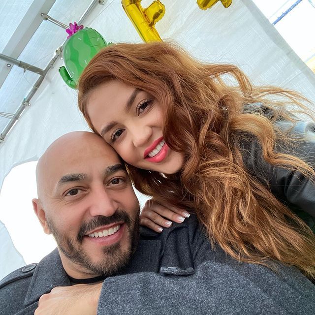 Lupillo-Rivera-กับ-ภรรยาของเขา-starsgab